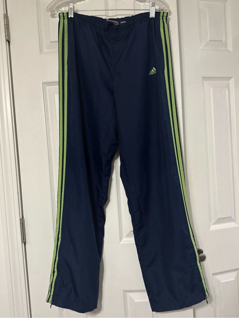 Adidas unisex/men's relaxed-fit athletic cut wind pants/warmup pants Size US M